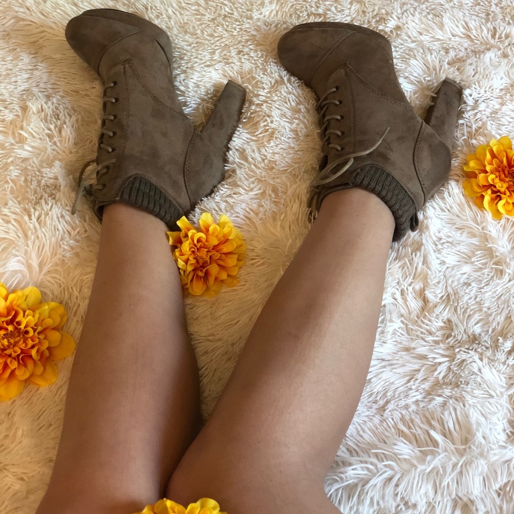 Size 6 tall heel boots.